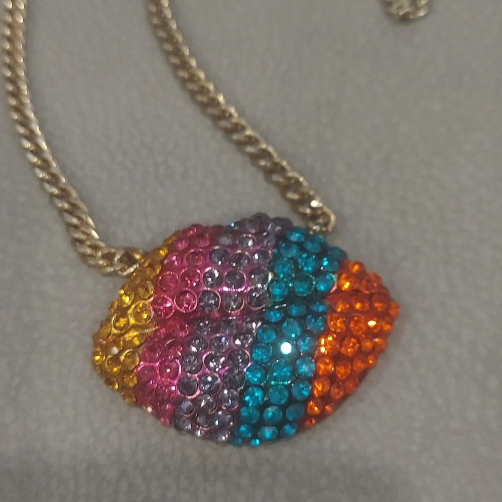 Betsey Johnson RAINBOW LIPS NECKLACE - Picture 3 of 8